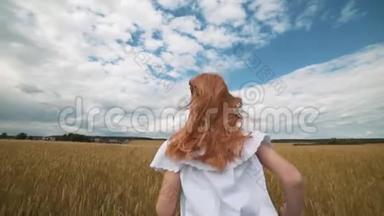 红发女孩穿着白色连衣裙在麦田里微笑着可爱的微笑，一张完美的广告图片
